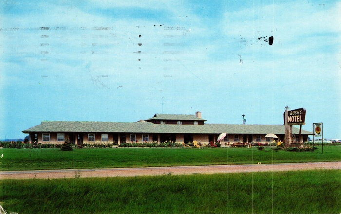 Bushs Motel - Vintage Postcard (newer photo)